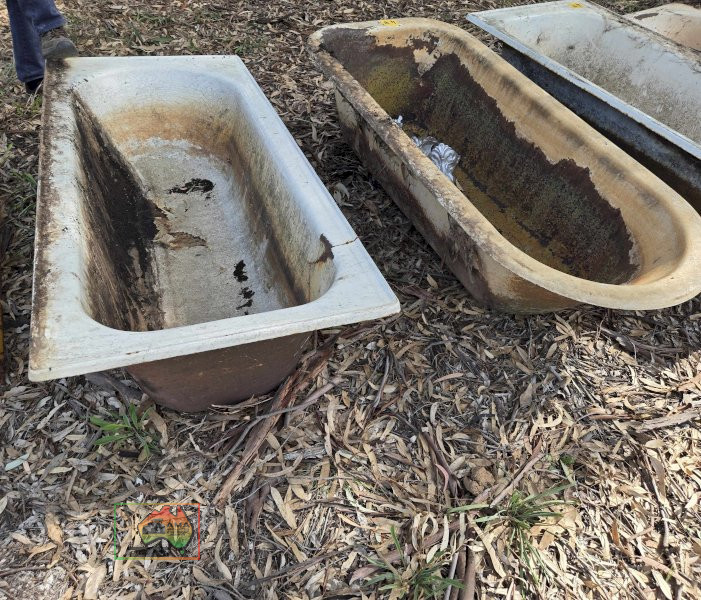 2x Cast Iron Baths & 5x Claw Feet - photo 2