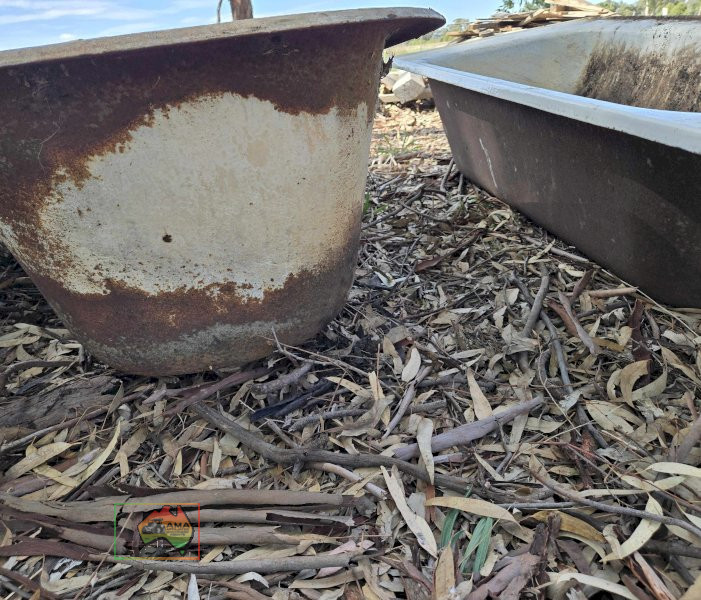 2x Cast Iron Baths & 5x Claw Feet - photo 5