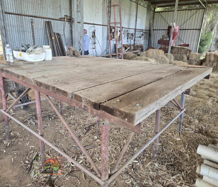Solid W/Shop Table with Vice (1.9x2.3x1.0m)