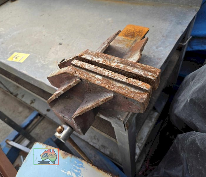 Steel work bench with vice - photo 3