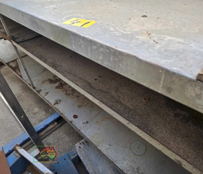 Steel work bench with vice - photo 4