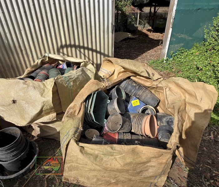 2 Woolpacks of Plant Pots - photo 2