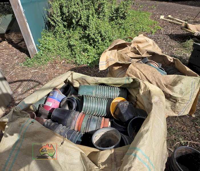 2 Woolpacks of Plant Pots - photo 3