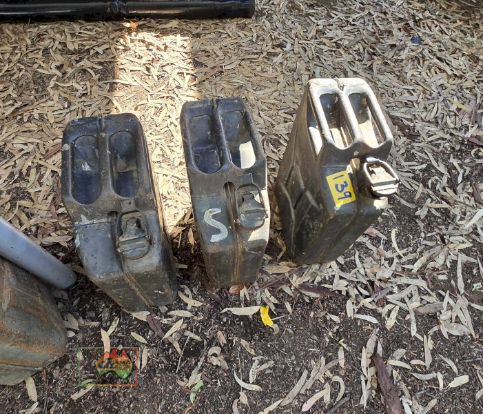 3x Jerry Cans