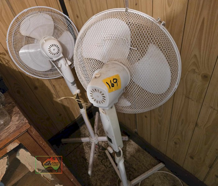 2x Pedestal Fans - photo 1