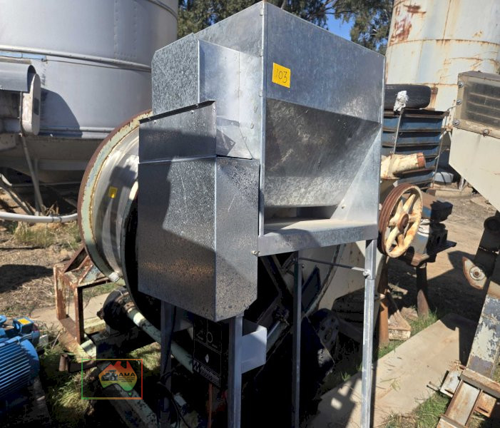 Variable speed dosing hopper