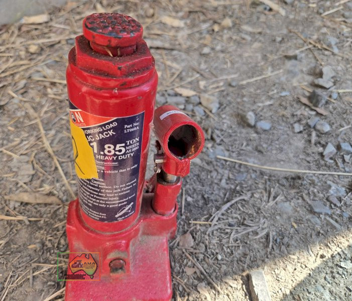Lion bottle jack