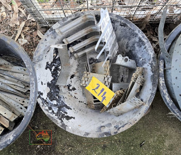 Builders Hoop Iron & Assorted Brackets - photo 4