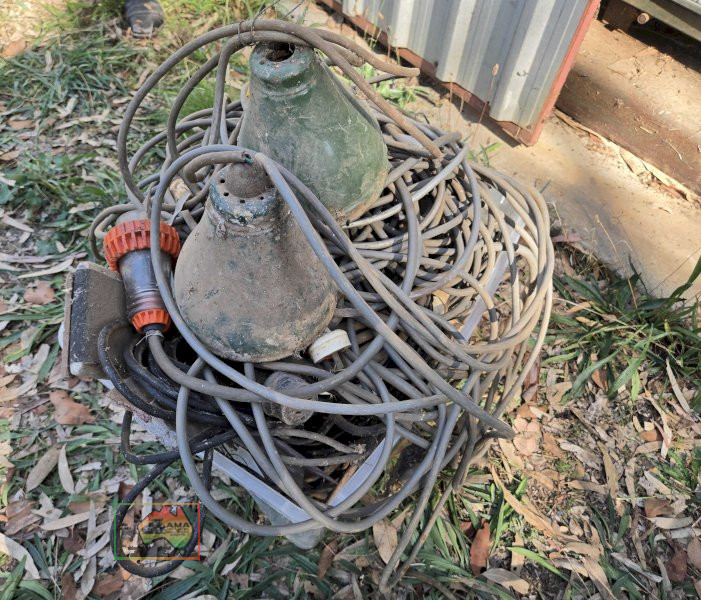 Box of Electric Leads & 2x Outdoor Lights - photo 2