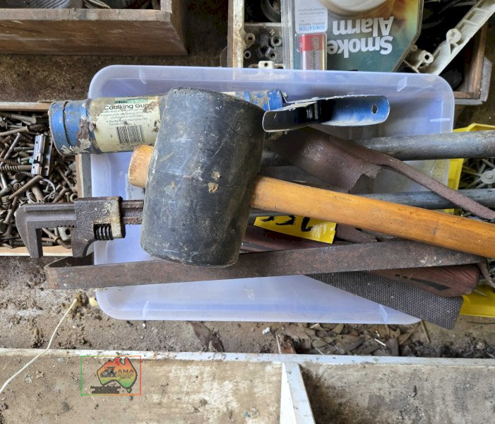 Box with Sheep Shears & Tools - photo 2