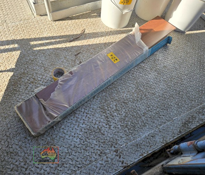 9 boxes of laminate flooring - photo 3