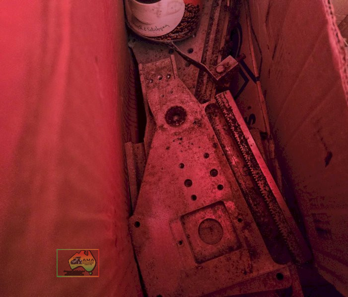 Box of sundry parts including air actuators - photo 2