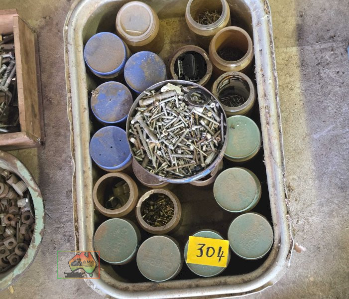 Tub of Assorted Screws - photo 2