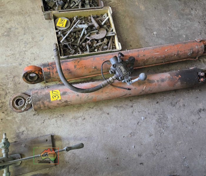 2x 3ft Hyd. Rams & Control Valve - photo 2