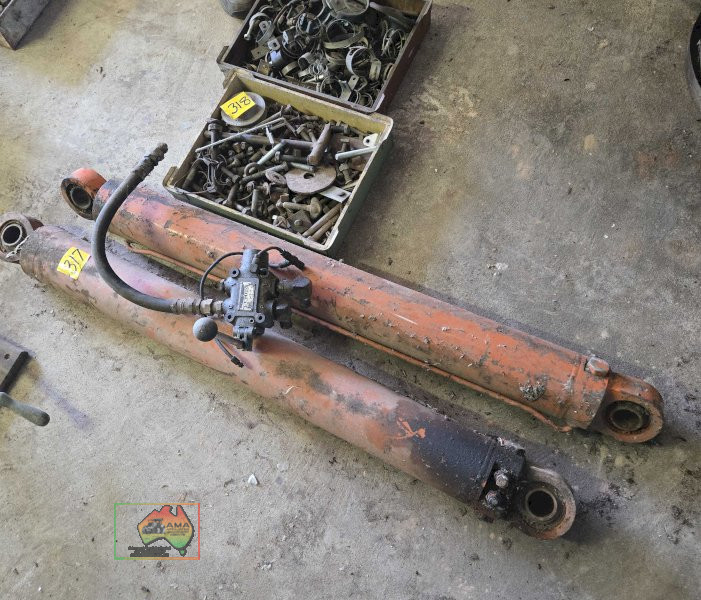 2x 3ft Hyd. Rams & Control Valve