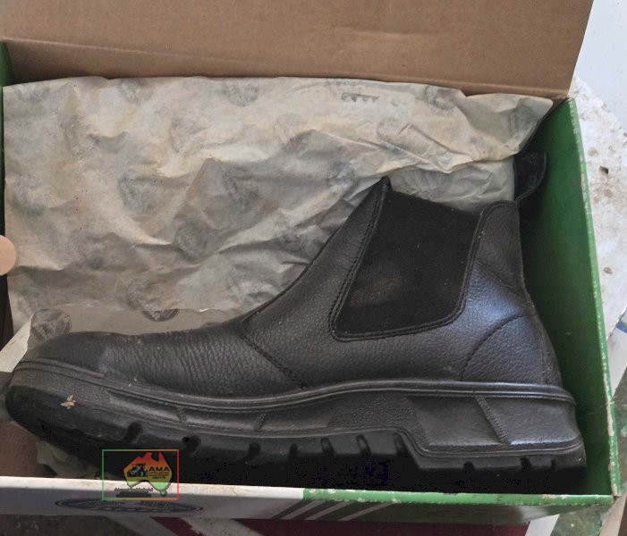 Pair of NEW Size 12 Bata Workboots - photo 3