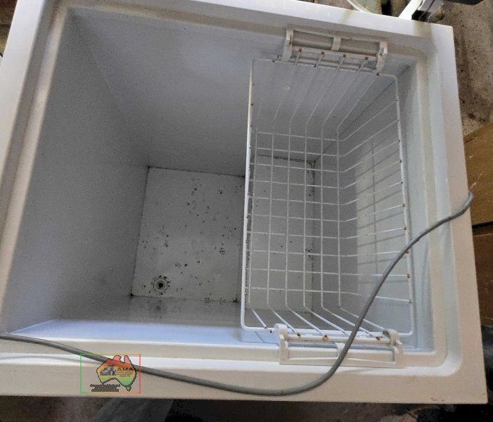 Avondale Chest Freezer in Working Cond. - photo 4