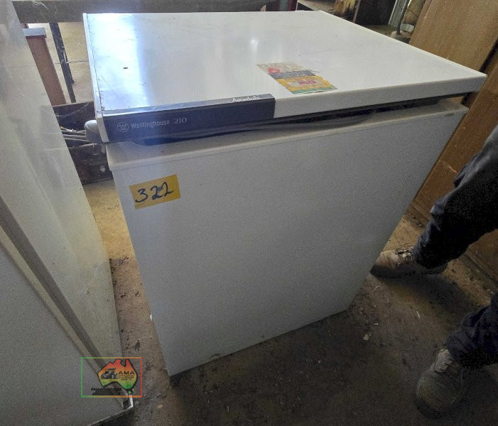 Avondale Chest Freezer in Working Cond. - photo 2