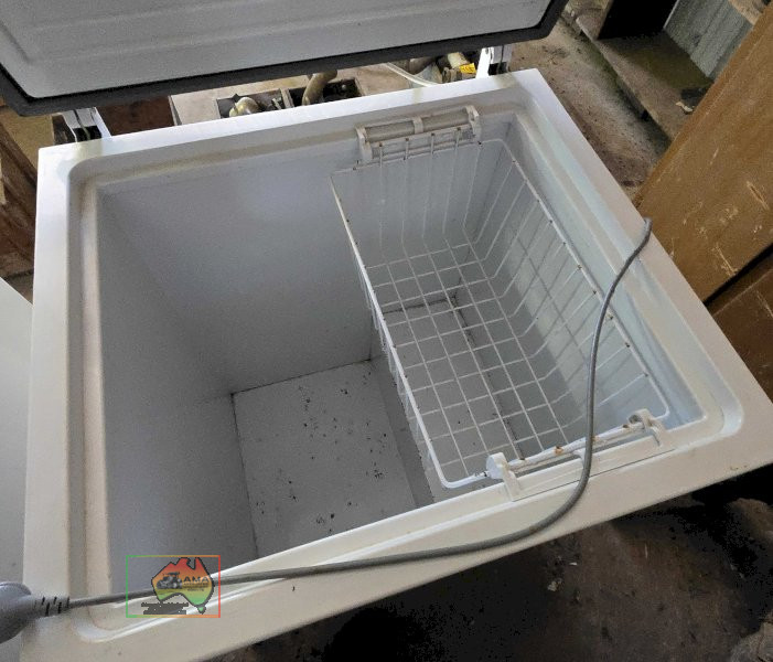 Avondale Chest Freezer in Working Cond. - photo 3