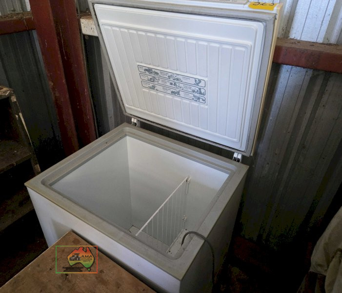 Kelvinator 210 Chest Freezer - photo 2