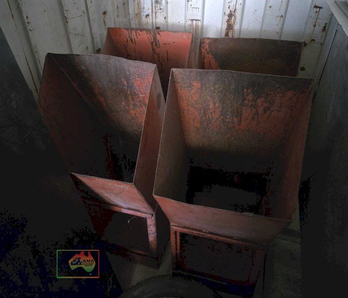 Pair of silo hoppers - photo 2