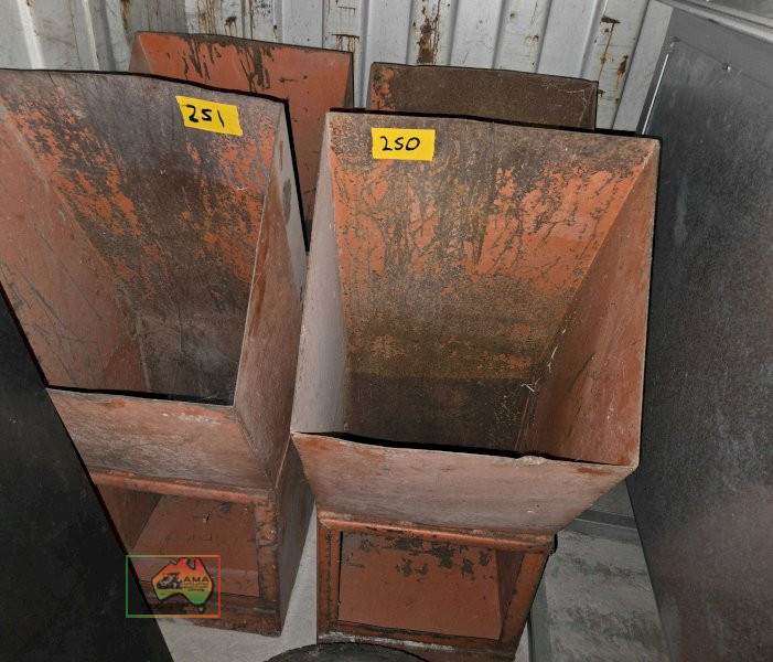 Pair of silo hoppers - photo 4