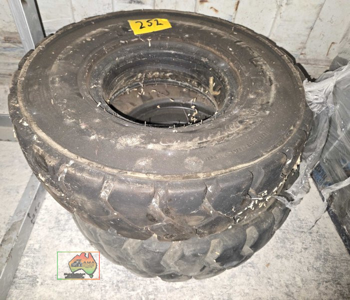 Pair of forklift tyres - photo 2