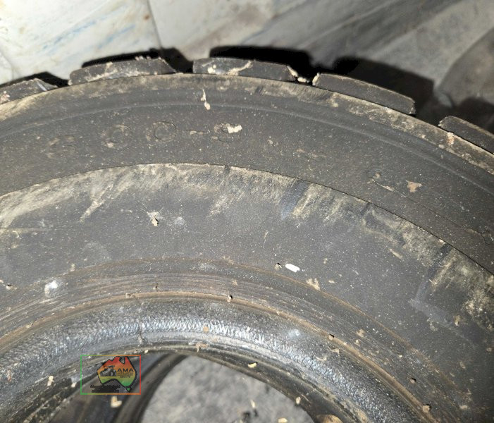 Pair of forklift tyres - photo 3