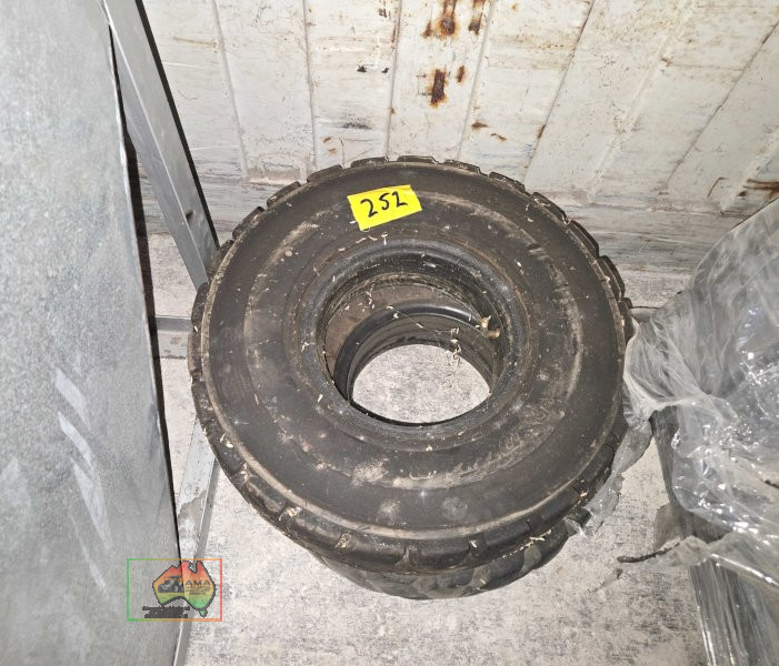 Pair of forklift tyres