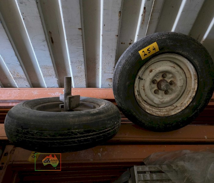 2 x 13" rims and tyres with axel stubs - photo 3