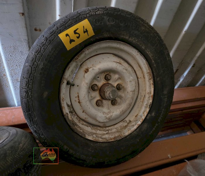 2 x 13" rims and tyres with axel stubs - photo 4