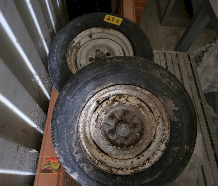 2 x 13" rims and tyres with axel stubs