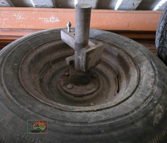 2 x 13" rims and tyres with axel stubs - photo 2