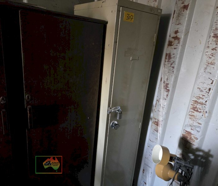 Steel cabinet and padlock - photo 1