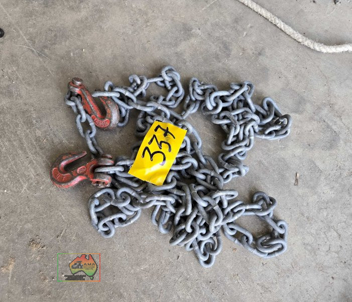 Lifting chain with hooks