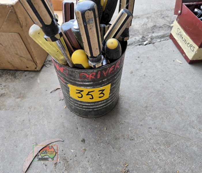 Tin of assorted screwdrivers - photo 2