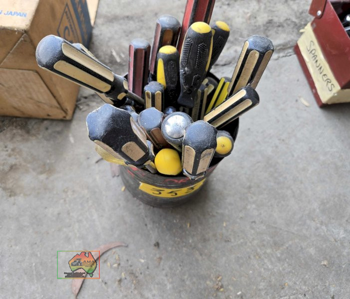Tin of assorted screwdrivers