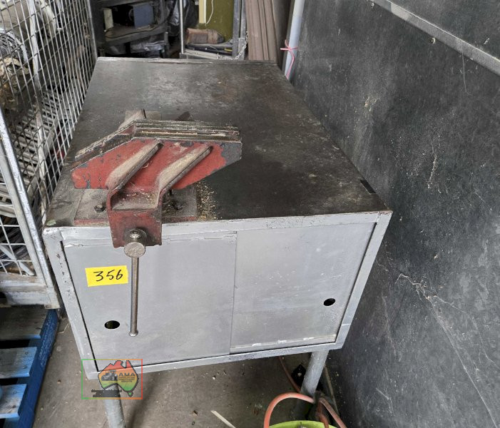 Solid steel cabinet on wheels with vice - photo 3