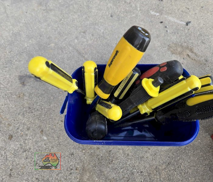 Bucket of assorted screwdrivers - photo 2