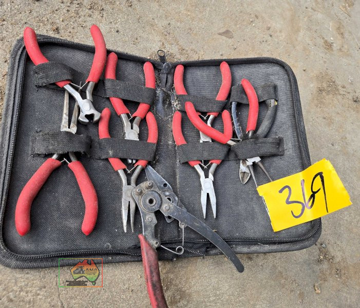 Set of needle nose pliers