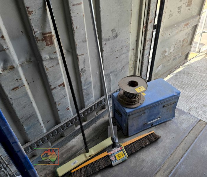 2 x workshop brooms - photo 2