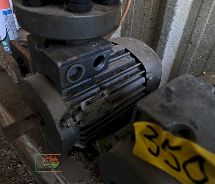 2x 3 Phase 1.5Kw Elec. Motors & Rubber Drive Union - photo 3
