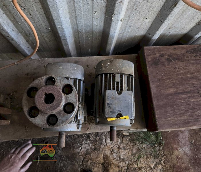 2x 3 Phase 1.5Kw Elec. Motors & Rubber Drive Union - photo 4
