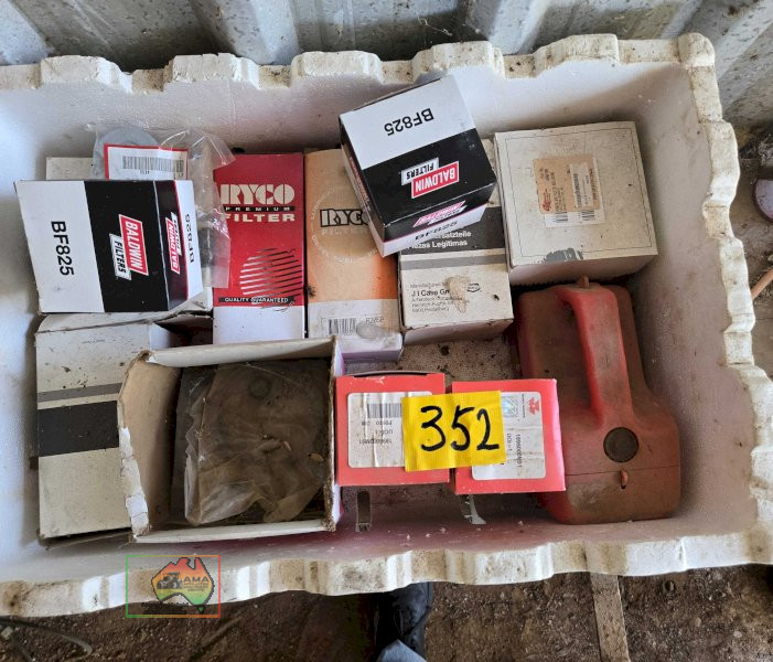 Box of Assorted Tractor Filtres - photo 2
