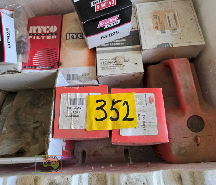 Box of Assorted Tractor Filtres - photo 3