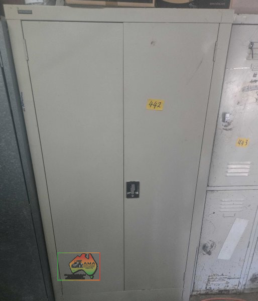 Steel shelved storage cabinet - photo 2