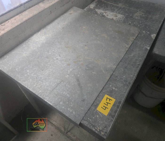Steel workshop bench & separate piece of flat bench top - photo 2