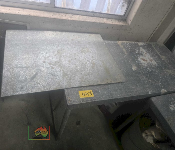 Steel workshop bench & separate piece of flat bench top - photo 4