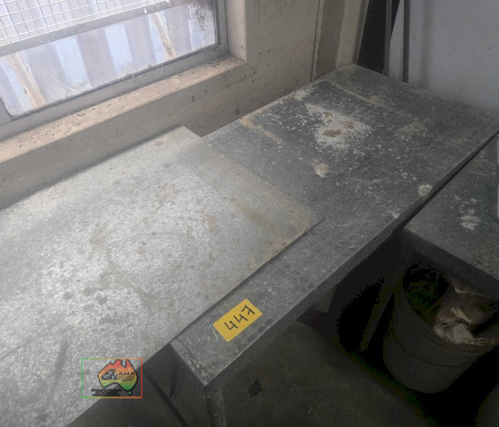 Steel workshop bench & separate piece of flat bench top - photo 3