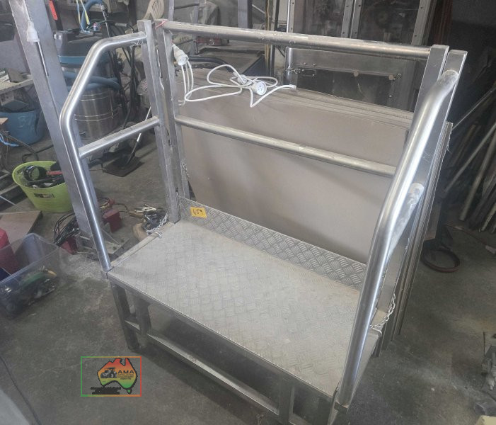 1100mm x 450mm stainless steel frame / step with checker plate bench top - photo 2
